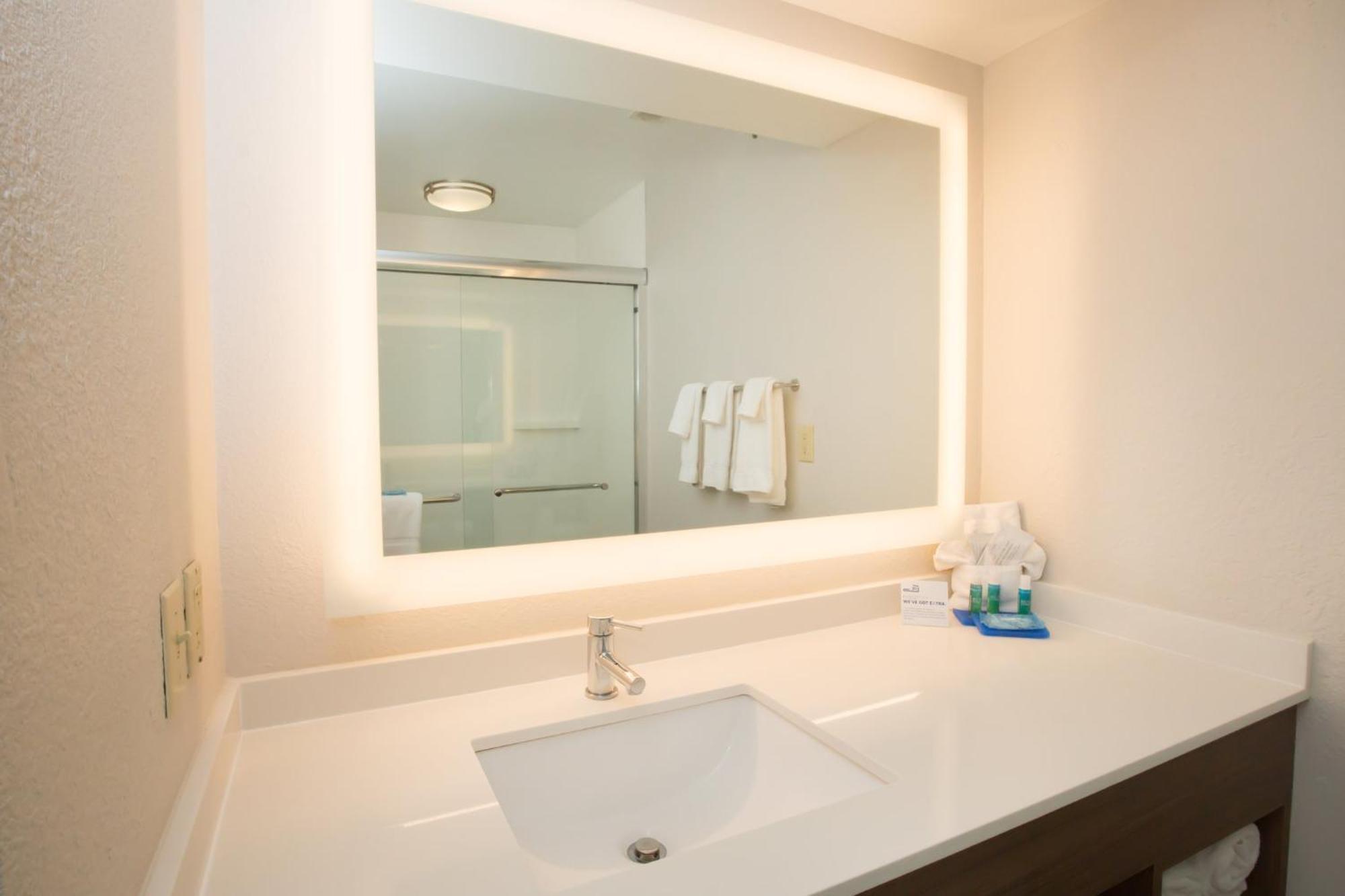 Holiday Inn Express Hotel & Suites Madison By Ihg Экстерьер фото